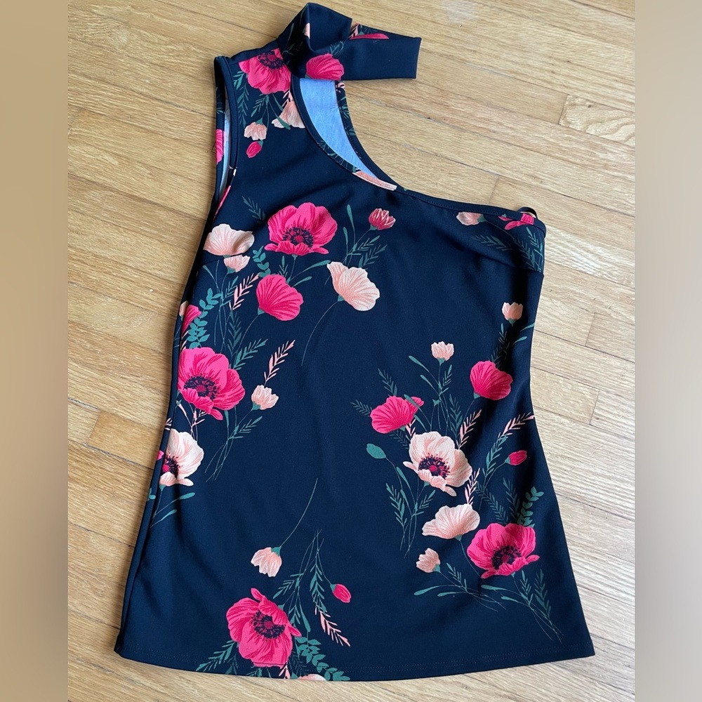 Via Vai Floral One Shoulder Blouse. Size Large.